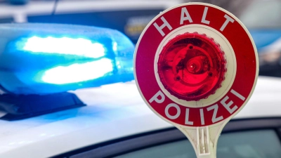 Bei der Kontrolle des Fahrers stellten die Beamten gleich mehrere Verstöße fest. (Symbolbild) (Foto: Jan Woitas/dpa)