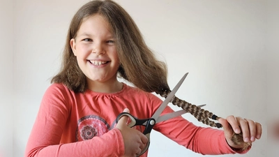 Julia Gall hat sichtlich Spaß daran, für andere Kinder etwas Gutes zu tun. Mit ihrer Haarspende hilft sie Krebskranken. (Foto: Andrea Gall)