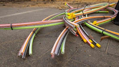 Ein Schaden an Glasfaserkabeln der Telekom hat in Heilsbronn und Umgebung eine Telefon- und Internet-Störung hervorgerufen. (Symbolbild: James Arthur Gekiere/BELGA/dpa)