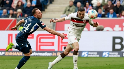 Mathias Pereira Lage köpft zum 1:0 für St. Pauli ein. (Foto: Heiko Becker/dpa)