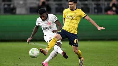 Der Algerier Mohammed Amoura (r) versucht sich nun beim VfL Wolfsburg. (Foto: Federico Gambarini/dpa)