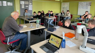 Die Fünftklässlern konnten Zeilen aus der Nibelungensaga lauschen (Foto: Natalie Hohaus)