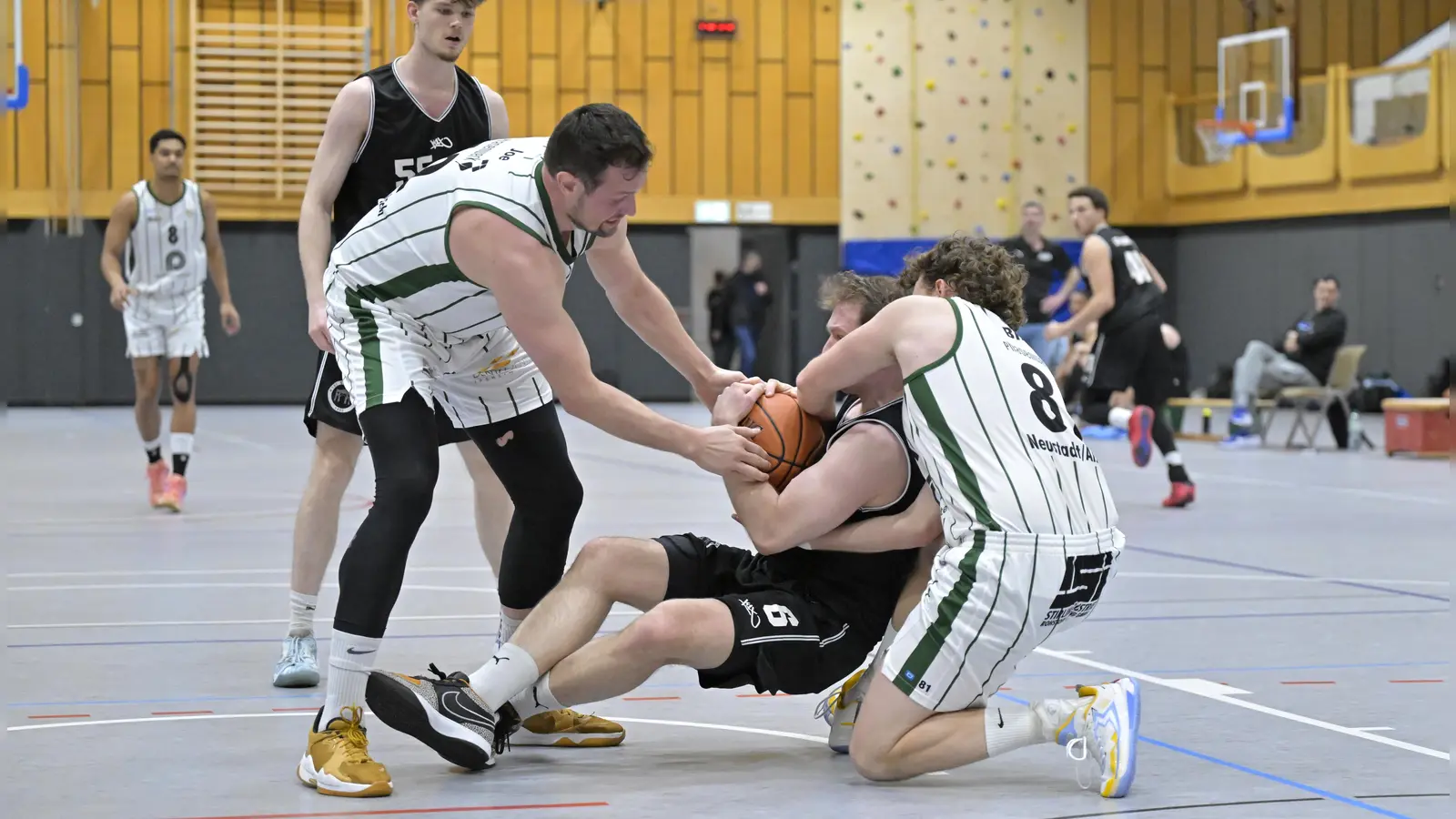 Der Neustädter Johannes Richter (in Weiß, links) war bei seinem Comeback gleich mittendrin: Hier ringt er mit seinem Kapitän Christian Bittel und dem Schwabinger Emanuel Prediger um den Ball. (Foto: Martin Rügner)