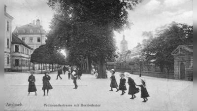 Ganz friedlich sieht es auf dieser historischen Postkarte aus, nur ein paar Spaziergänger und posierende Mädchen sind auf der Promenade zu sehen. Im Jahr 1926 rauschen hier aber zahlreiche Kraftfahrzeuge durch. Die Anwohner sind wegen des Lärms verärgert. (Repro: Sammlung Martin Schuster)