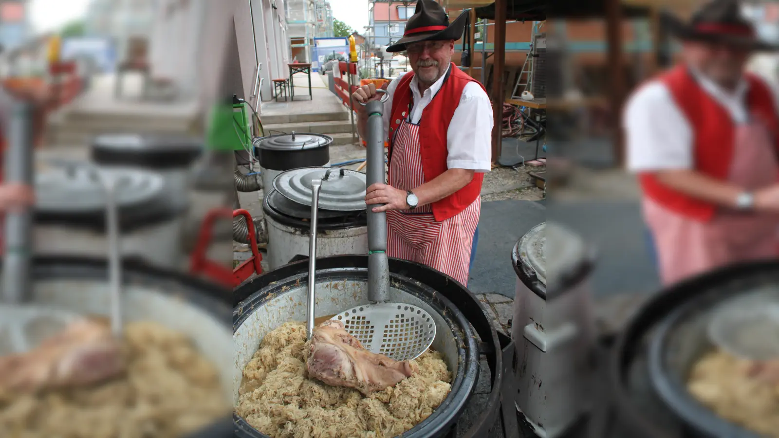 Stadtrat Rainer Volkert am Kochtopf: Beim Spielmanns- und Fanfarenzug wird traditionell Bau und Saukopf zum Kraut angeboten. (Foto: Hans-Bernd Glanz)