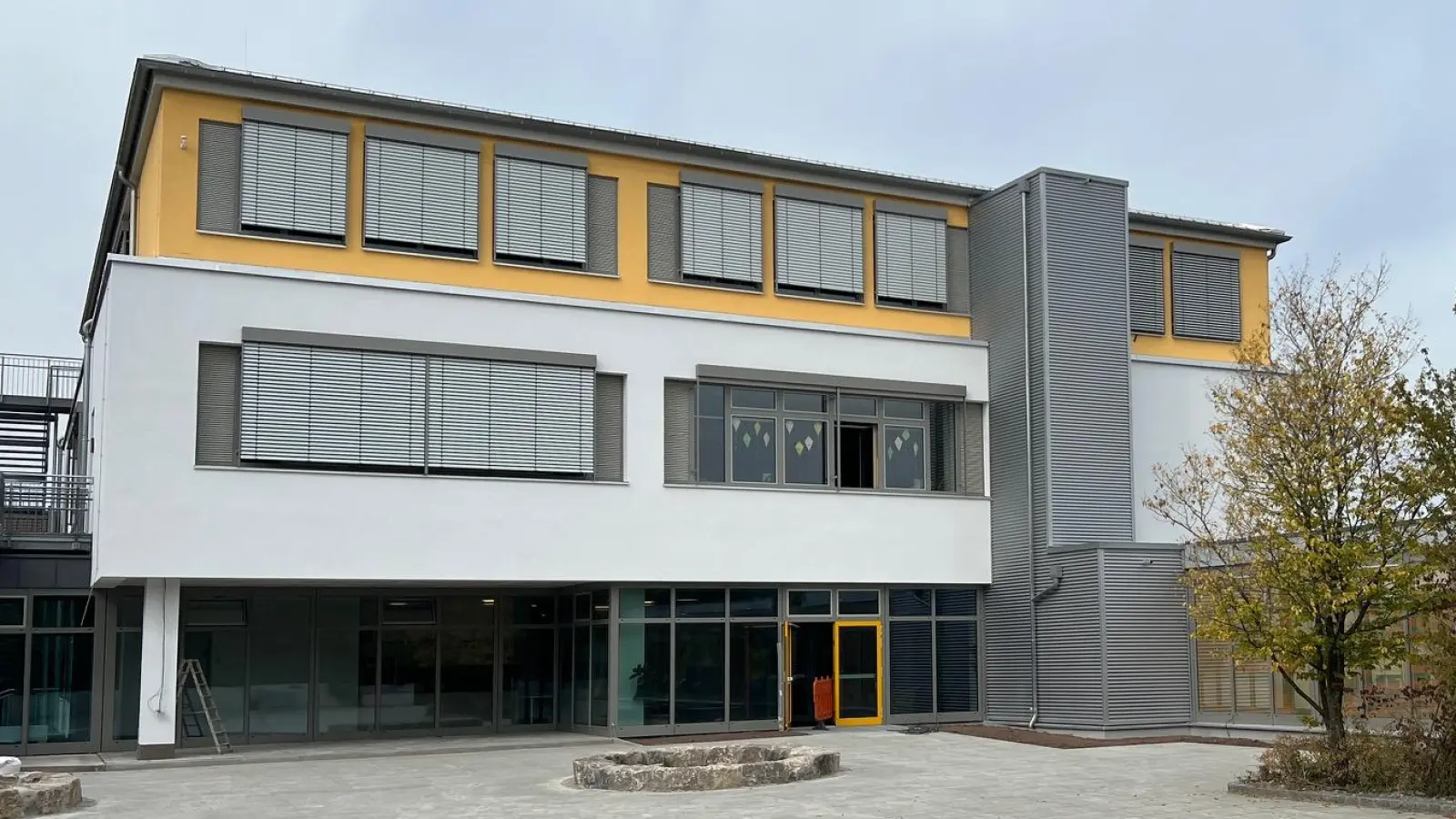 Nach zwei Jahren Bauzeit konnte das nun modernste Schulgebäude im Landkreis von Schülerinnen, Schülern und Lehrkräften bezogen werden. (Foto: Anton Schiefer)