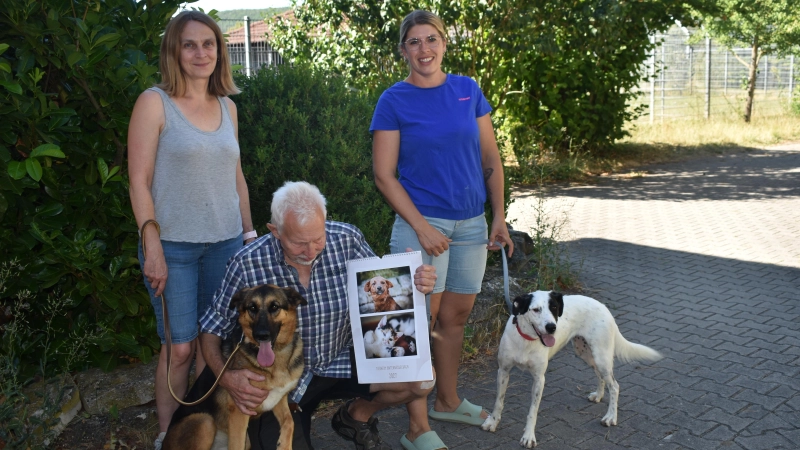Tierheimleiterin Tanja Kronester (links) und die stellvertretende Vorsitzende des Neustädter Tierschutzvereins, Regina Meier, sowie Vorsitzender Wolfgang Bläsing stellten den neuen Tierheimkalender vor. Mit dabei auch zwei Hunde, die ein neues Zuhause suchen. (Foto: Ute Niephaus)