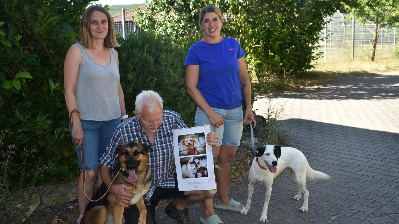 Tierheimleiterin Tanja Kronester (links) und die stellvertretende Vorsitzende des Neustädter Tierschutzvereins, Regina Meier, sowie Vorsitzender Wolfgang Bläsing stellten den neuen Tierheimkalender vor. Mit dabei auch zwei Hunde, die ein neues Zuhause suchen. (Foto: Ute Niephaus)