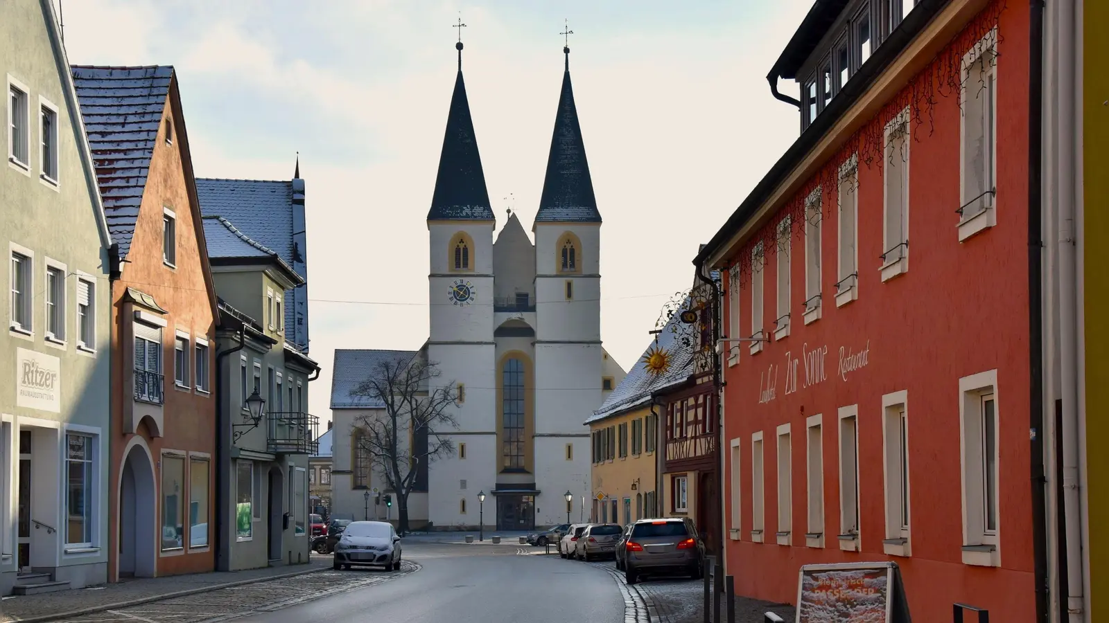 In Herrieden fällt der Blick schnell auf die an der Autobahn beworbene Stiftsbasilika. (Foto: Werner Wenk)