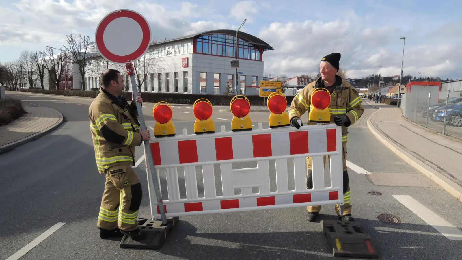 Um 14.40 Uhr beseitigten die Feuerwehrleute die Sperren an den Zufahrtsstraßen in die Innenstadt wieder. (Foto: Peter Zumach)