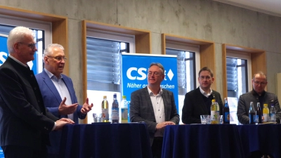 Diskutierten in Weidenbach über Sport, von links: Bundestagsabgeordneter Artur Auernhammer, Innenminister Joachim Herrmann, Bezirksrat Herbert Lindörfer, Landrat Dr. Jürgen Ludwig und BLSV-Präsident Jörg Ammon. (Foto: Jannic Hofmuth)