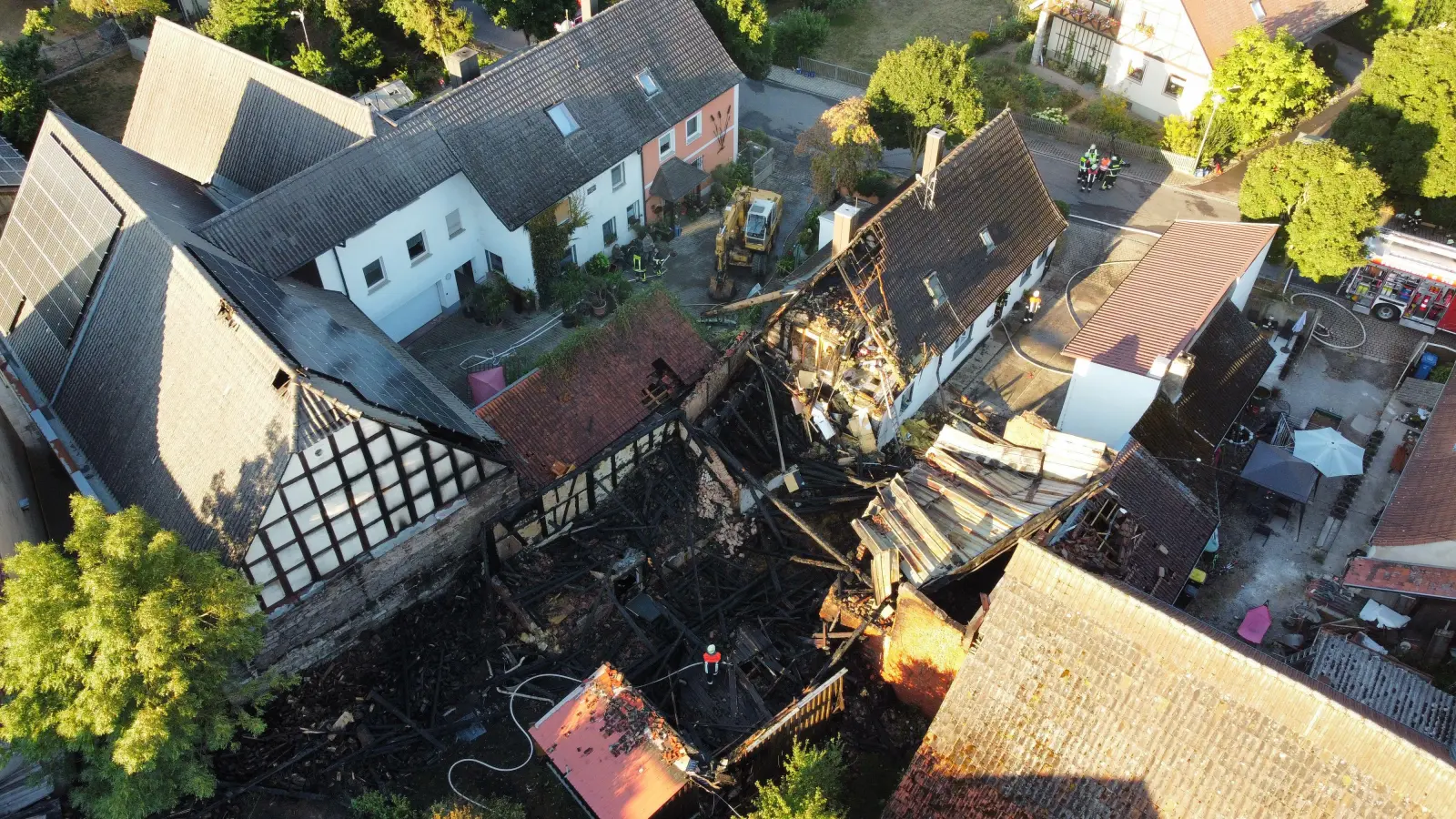 Scheunen und Nebengebäude wurden durch die Flammen vernichtet, doch die angrenzenden Wohnhäuser konnten die Wehren retten.  (Foto: NEWS5 / Weddig)