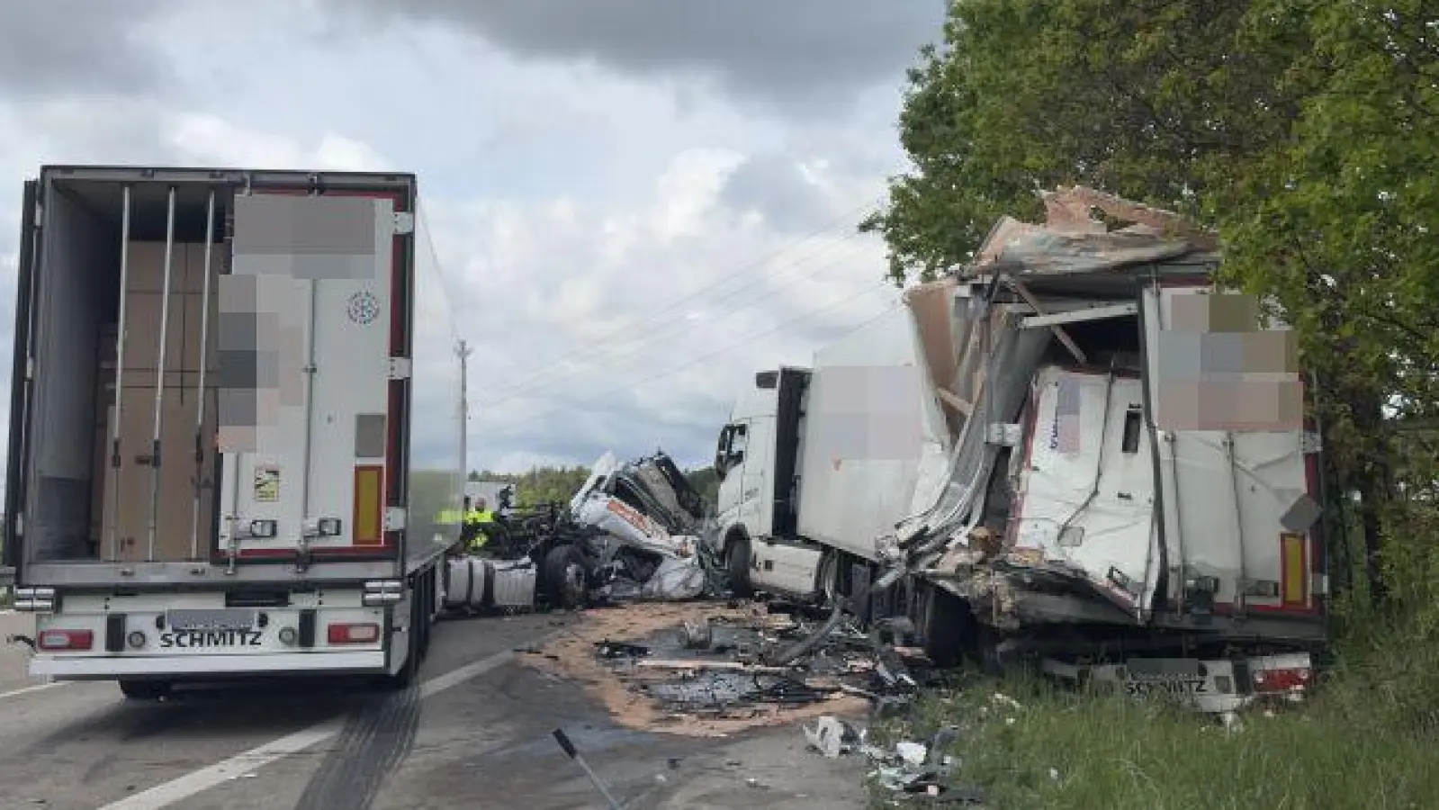 Auf der A6 zwischen den Ausfahrten Lichtenau und Ansbach in Fahrtrichtung Feuchtwangen ist ein Sattelzug auf einen anderen aufgefahren. Ein Fahrer verunglückte tödlich. Die Bergungsarbeiten laufen, der Verkehr wird einspurig an der Unfallstelle vorbeigeleitet. (Foto: Evi Lemberger)