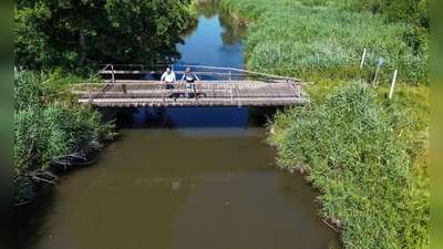 Die Bahn will die Brücke über die Paar ersatzlos abreißen - die Landwirte können mit Maschinen nicht mehr zu ihren Wiesen.  (Foto: Daniel Löb/dpa)