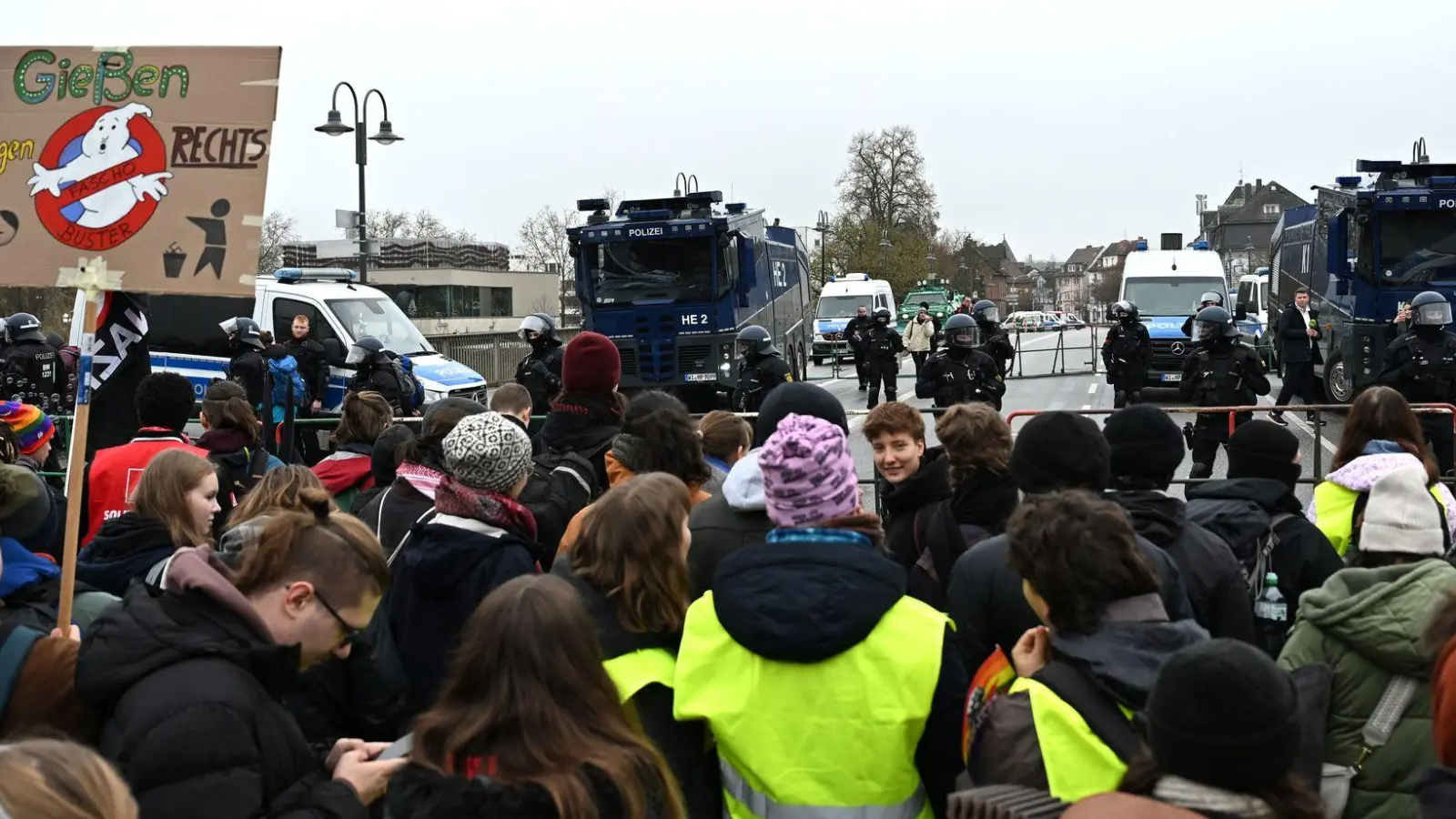 Erste Verletzte erreichen das Uniklinikum.  (Foto: Michael Brandt/dpa)