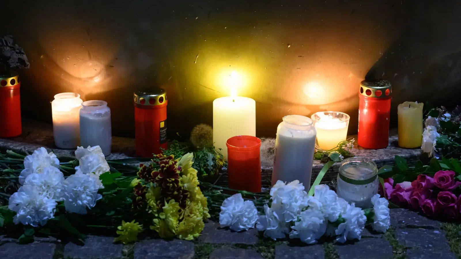 Am Tatort haben Menschen mit Blumen und Kerzen ihr Mitgefühl ausgedrückt. (Foto: Hendrik Schmidt/dpa)