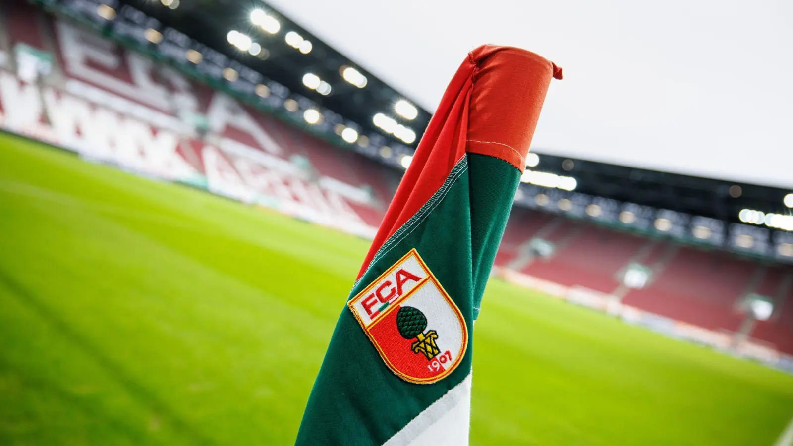 Der FC Augsburg baut seine Führungsstruktur um. (Symbolbild) (Foto: Matthias Balk/dpa)