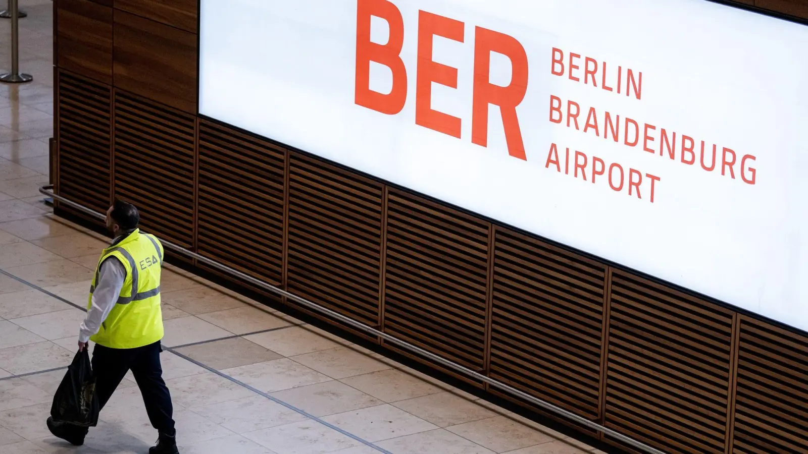 Die Halle am Terminal 1 bleibt bei Warnstreiks von Verdi am BER-Flughafen fast leer. (Foto: Fabian Sommer/dpa)