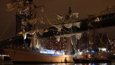 Bei der Kollision wurden unter anderem die Masten des Schiffes beschädigt.  (Foto: Yuki Iwamura/AP/dpa)