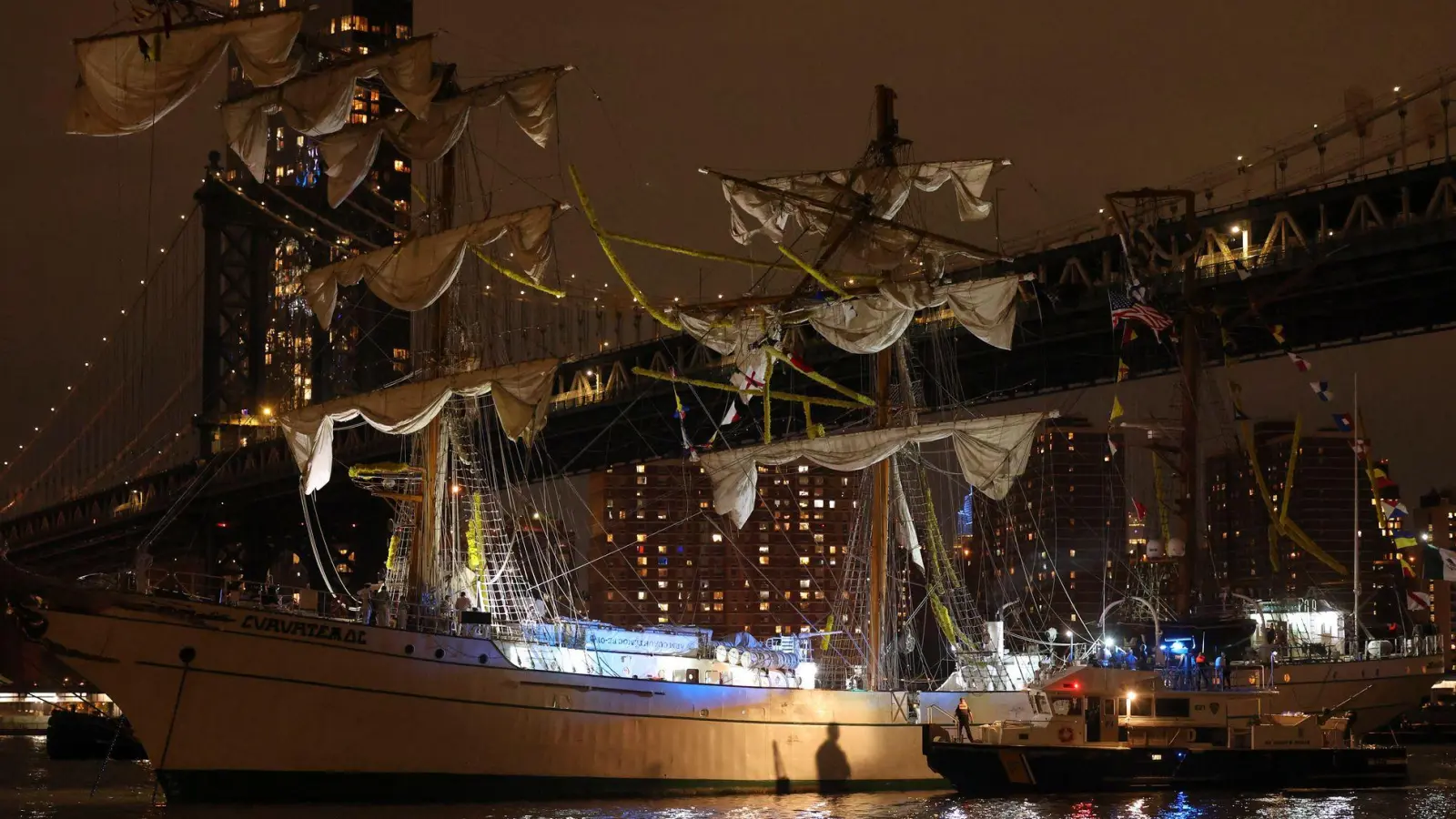 Bei der Kollision wurden unter anderem die Masten des Schiffes beschädigt.  (Foto: Yuki Iwamura/AP/dpa)