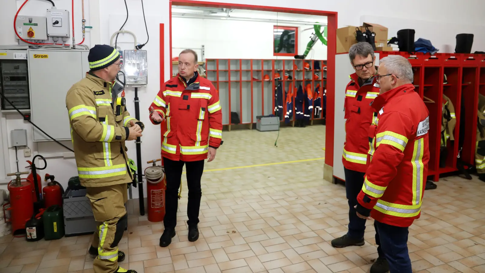 Einer der Katastrophenschutz-Leuchttürme mit Notstromversorgung war im Feuerwehrhaus in Hennenbach eingerichtet. Dahinter verbergen sich Anlaufstellen für Einwohnerinnen und Einwohner. (Foto: Oliver Herbst)