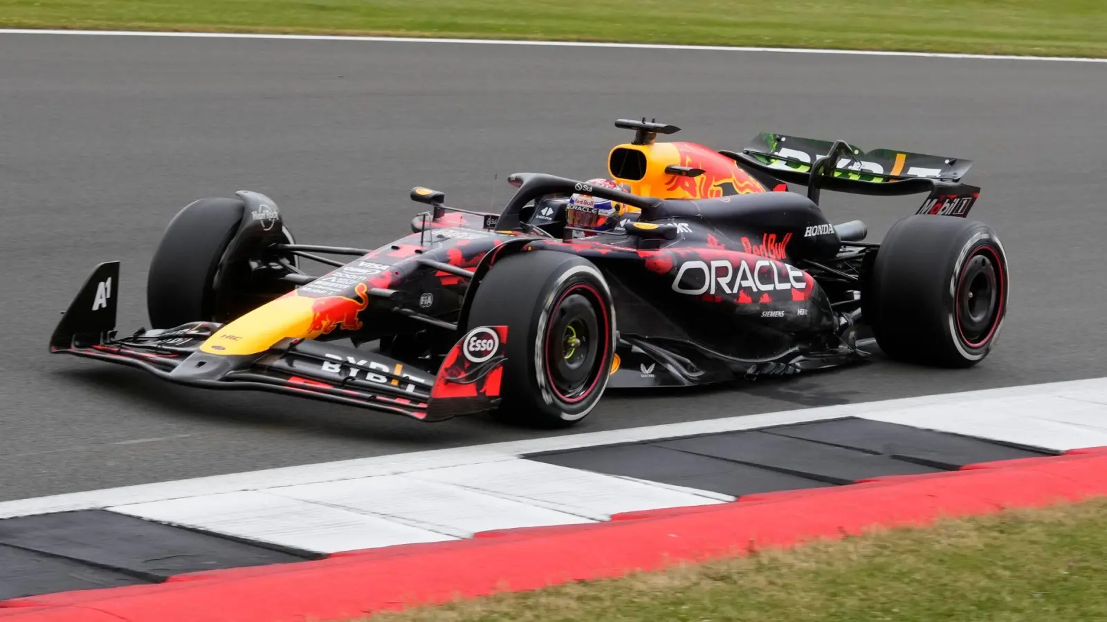 Weltmeister Max Verstappen belegte beim Training in Silverstone den vierten Platz. (Foto: Luca Bruno/AP/dpa)