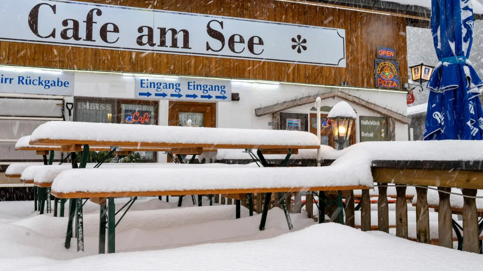 Nachdem schon beinahe Sommer war, schaut der Winter in Teilen Bayerns nochmal vorbei. (Archivbild) (Foto: Peter Kneffel/dpa)