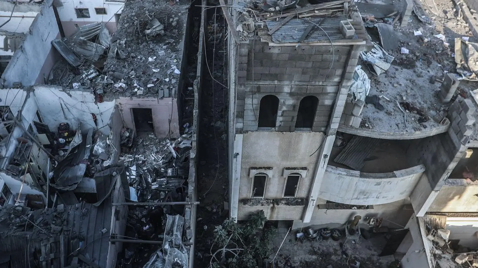 Zerstörte Gebäude in Chan Junis. Vor dem Al Amal-Krankenhaus in der Stadt im Gazastreifen soll das israelische Militär nach UN-Angaben einen Krankenwagen-Konvoi gestoppt und aufgehalten haben. (Foto: Ahmed Zakot/dpa)