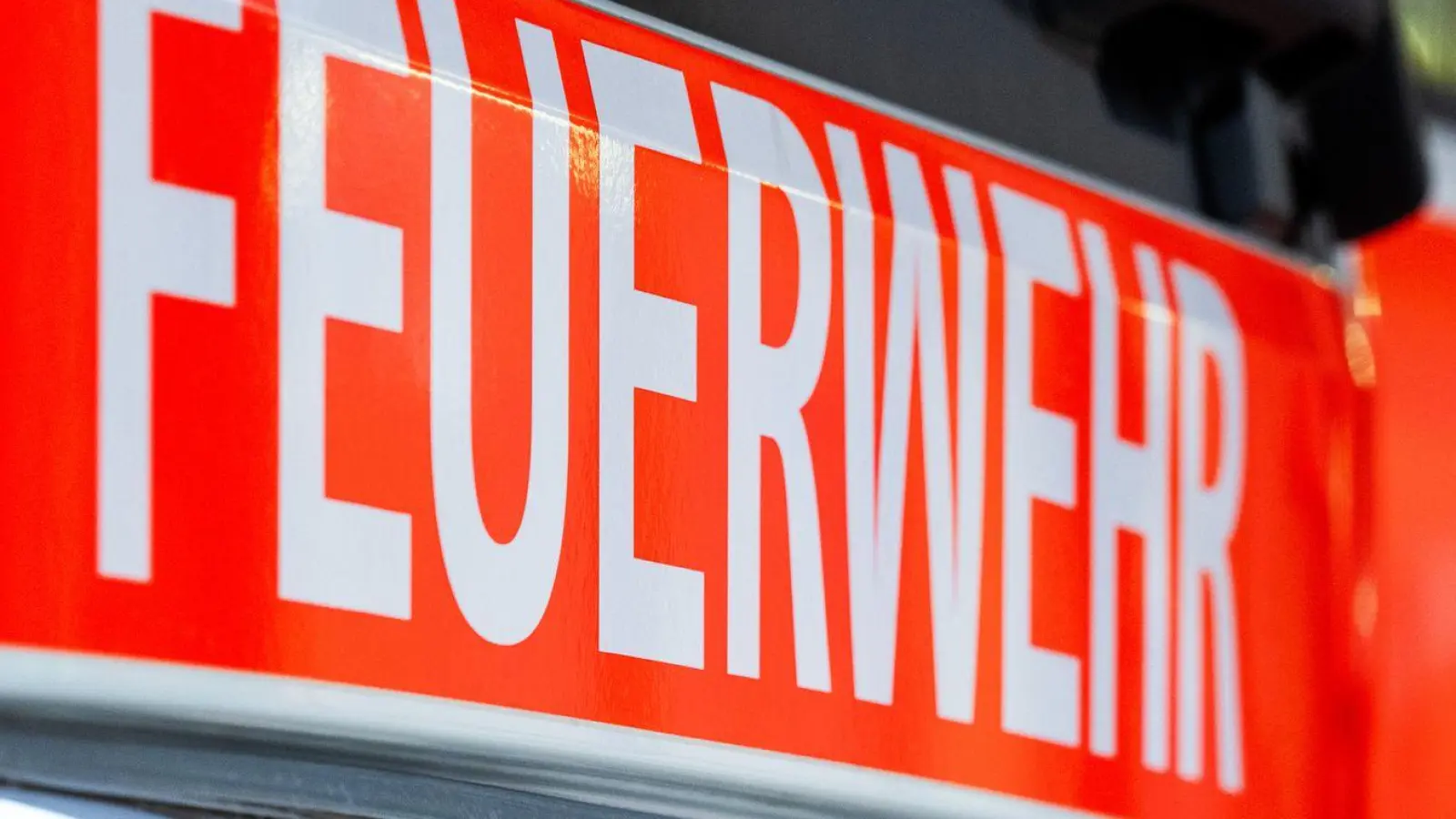 Feuerwehrleute führen mehrere Messungen in dem Kulturzentrum durch. (Symbolbild) (Foto: Soeren Stache/dpa)