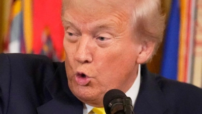 Trump sagt, Putin müsse vor einer Zusammenkunft mit ihm nicht erst Selenskyj treffen.  (Foto: Mark Schiefelbein/AP/dpa)
