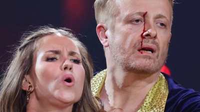 Ross Antony ist eine Runde weiter - obwohl ihm nach einem kleinen Unfall Blut über das Gesicht lief. (Foto: Rolf Vennenbernd/dpa)