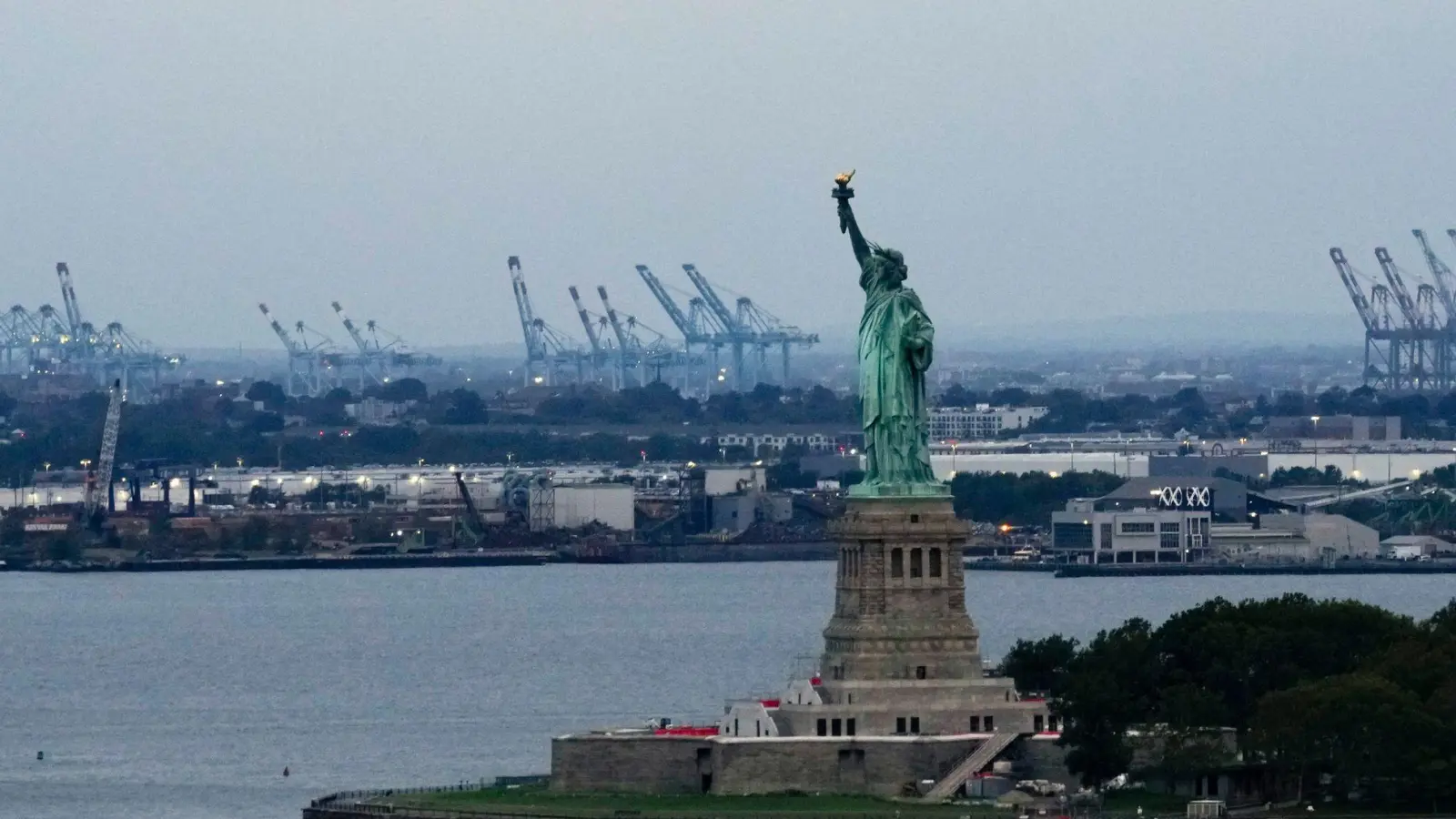 Das berühmte New Yorker Wahrzeichen ist ein Geschenk Frankreichs an die USA. (Archivbild) (Foto: Susan Walsh/AP/dpa)