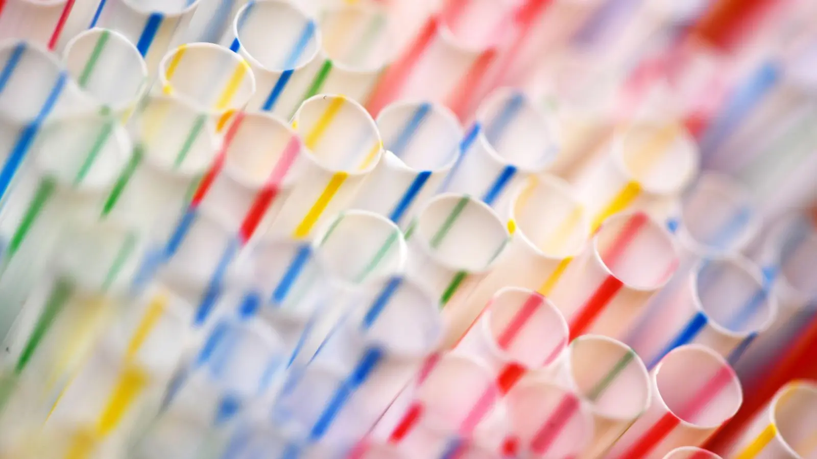 Eine Aufnahme aus dem Jahr 2017: Einweg-Plastikstrohhalme in einem Glas. (Archivbild) (Foto: Ralf Hirschberger/dpa)