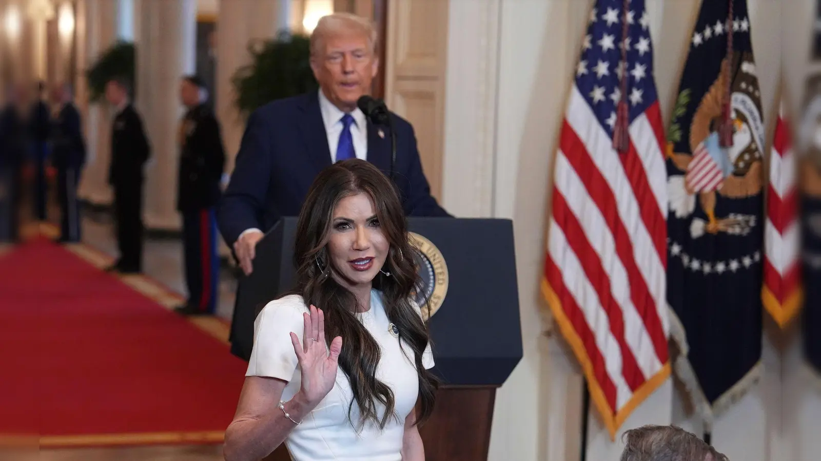 Heimatschutzministerin Noem ist ein typisches Beispiel für den Maga-Look. (Archivbild) (Foto: Evan Vucci/AP/dpa)