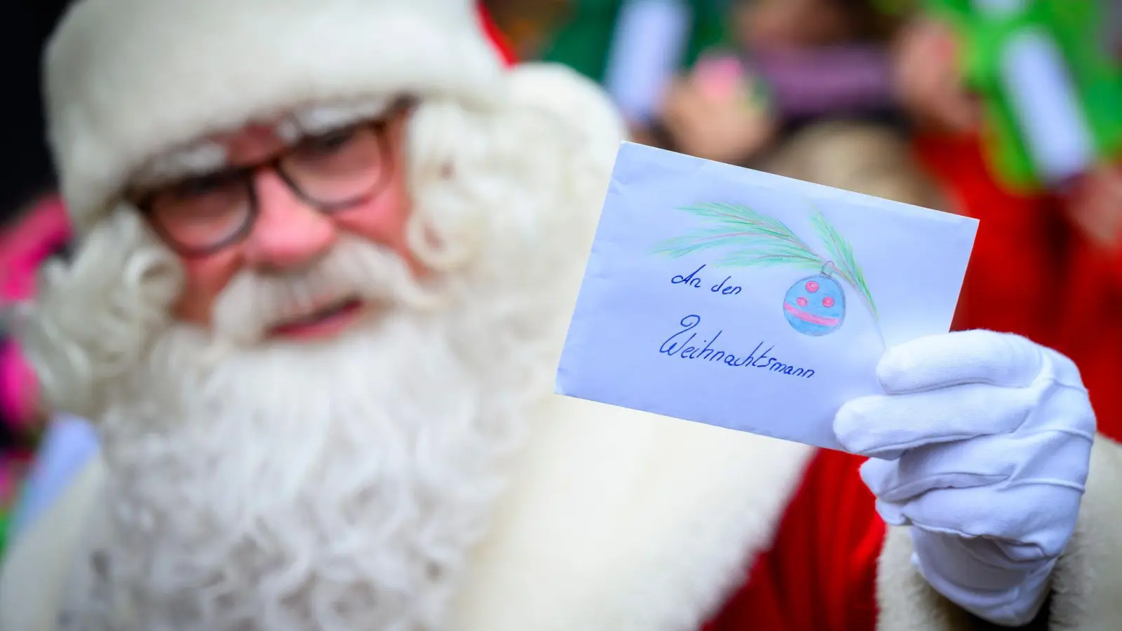 Wenn dem Kind Zweifel kommen, ob es den Weihnachtsmann wirklich gibt, können Eltern mit Nachfragen den Moment zur „Enthüllung“ nutzen.  (Foto: Patrick Pleul/dpa/dpa-tmn)