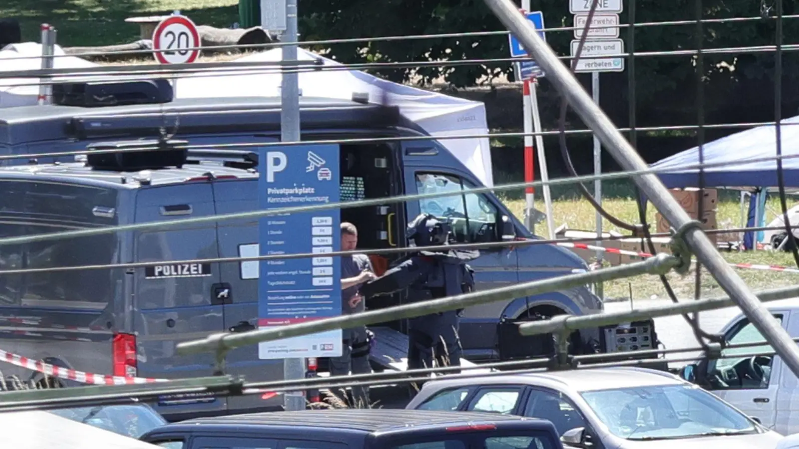 Die Polizei fand bei Durchsuchungen einen verdächtigen Gegenstand, der sich später aber als ungefährlich herausstellte. (Foto: Förster/swd-medien/dpa)
