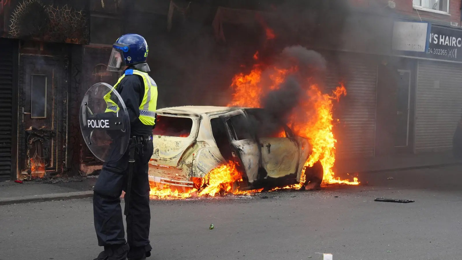 Im Zuge der Krawalle wurden auch Fahrzeuge angezündet. (Foto: Owen Humphreys/PA Wire/dpa)