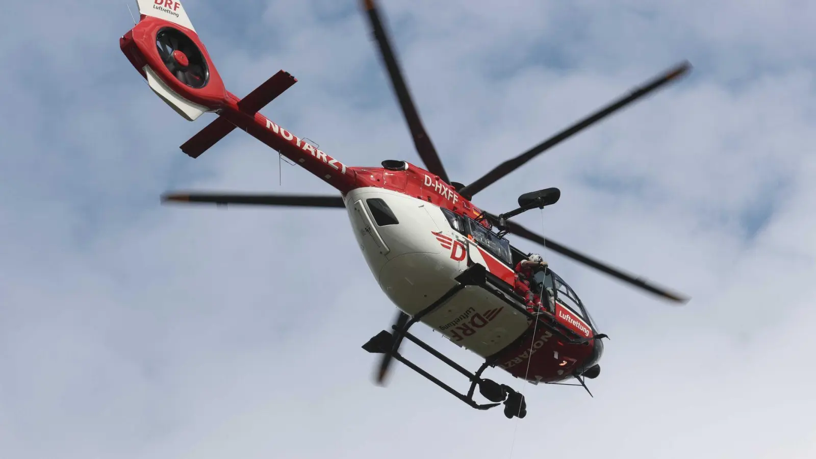 Eine 18-jährige Autofahrerin ist bei einem Unfall in Oberbayern lebensgefährlich verletzt und von einem Rettungshubschrauber ins Krankenhaus gebracht worden. (Symbolbild) (Foto: Bodo Schackow/dpa)