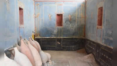 Ein Raum mit blauen Wänden und gemalten weiblichen Figuren ist in Pompeji freigelegt worden. (Foto: Archäologiepark Pompeji/dpa)