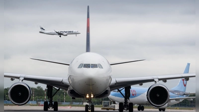 Hohe Kerosinpreise sind laut EU-Kommission kein außergewöhnlicher Umstand: Fluggäste müssen bei Flugstreichungen entschädigt werden. (Foto: Boris Roessler/dpa)