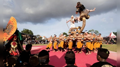 Am Vorabend des Feiertags Nyepi ziehen riesige Dämonenfiguren, sogenannte Ogoh-Ogoh, durch die Straßen. Dann wird es still. (Archivbild) (Foto: Firdia Lisnawati/AP/dpa)