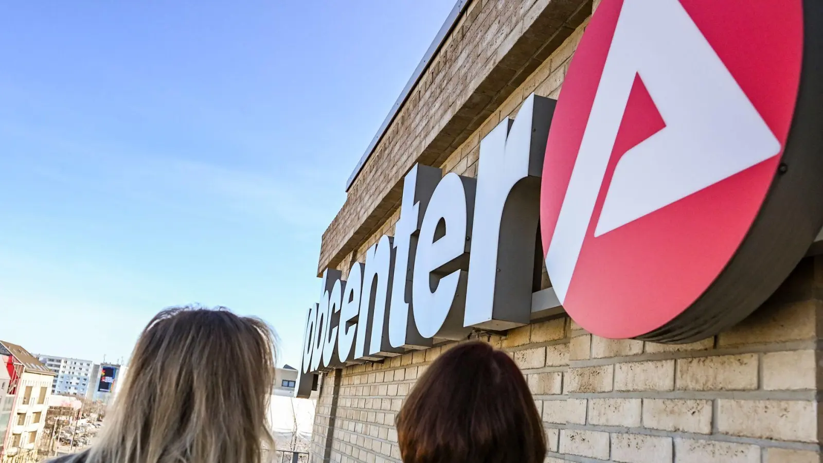 Das Arbeitskräfteangebot in Deutschland wird bis 2045 nur leicht sinken, sagt eine neue Hochrechnung von Experten. (Symbolbild) (Foto: Jens Kalaene/dpa)