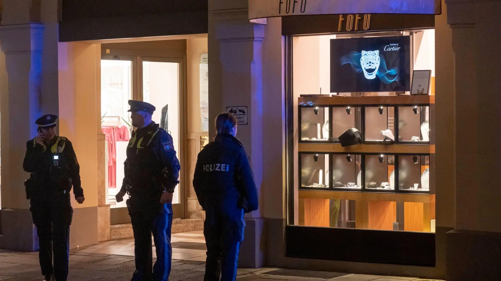 Bei dem Überfall hatten zwei Männer Schmuck im Wert von mehreren Hunderttausend Euro erbeutet. (Archivbild) (Foto: Peter Kneffel/dpa)