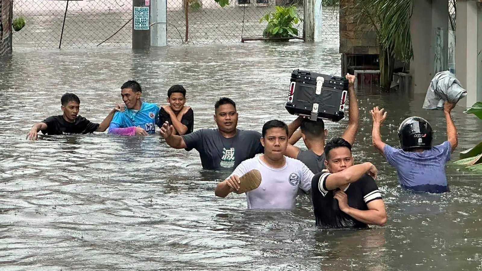 In Manila stand das Wasser teilweise meterhoch. (Foto: Joeal Capulitan/AP)