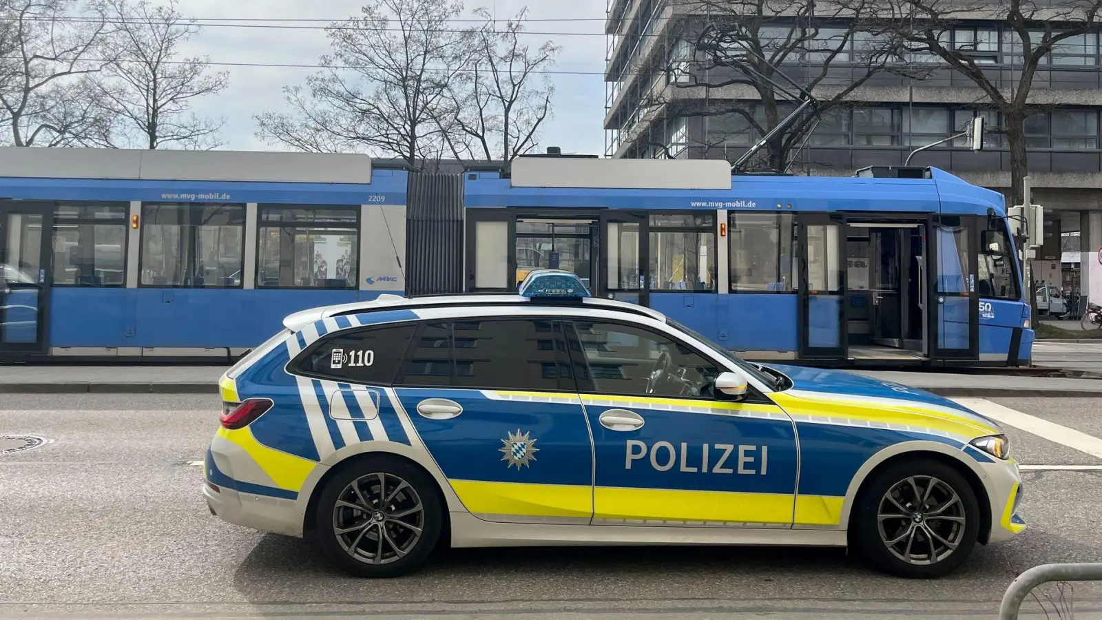 Die Tram wurde in der Arnulfstraße in der Nähe des Paketpostareals gestoppt. (Foto: Simon Sachseder/dpa)