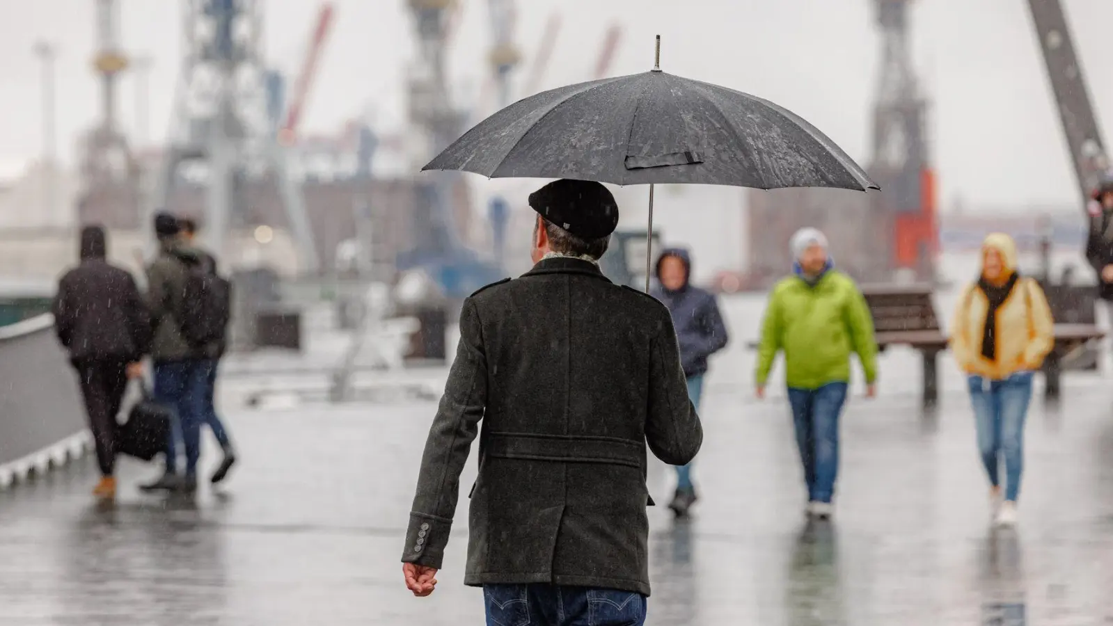 Ungemütliches und stürmisches Wetter ist für die Nordseeküste vorhergesagt - doch die befürchtete Sturmflut ist ausgeblieben.  (Foto: Markus Scholz/dpa)