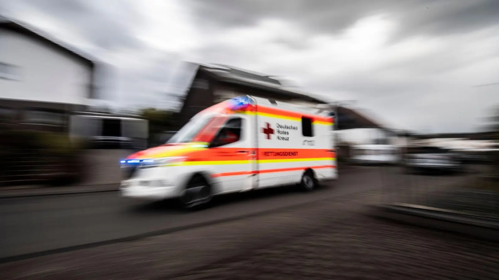 Handelsübliche Smartwatches können gefährliche Herzrhythmusstörungen erkennen, zeigt eine Studie.  (Foto: Boris Roessler/dpa/dpa-tmn)