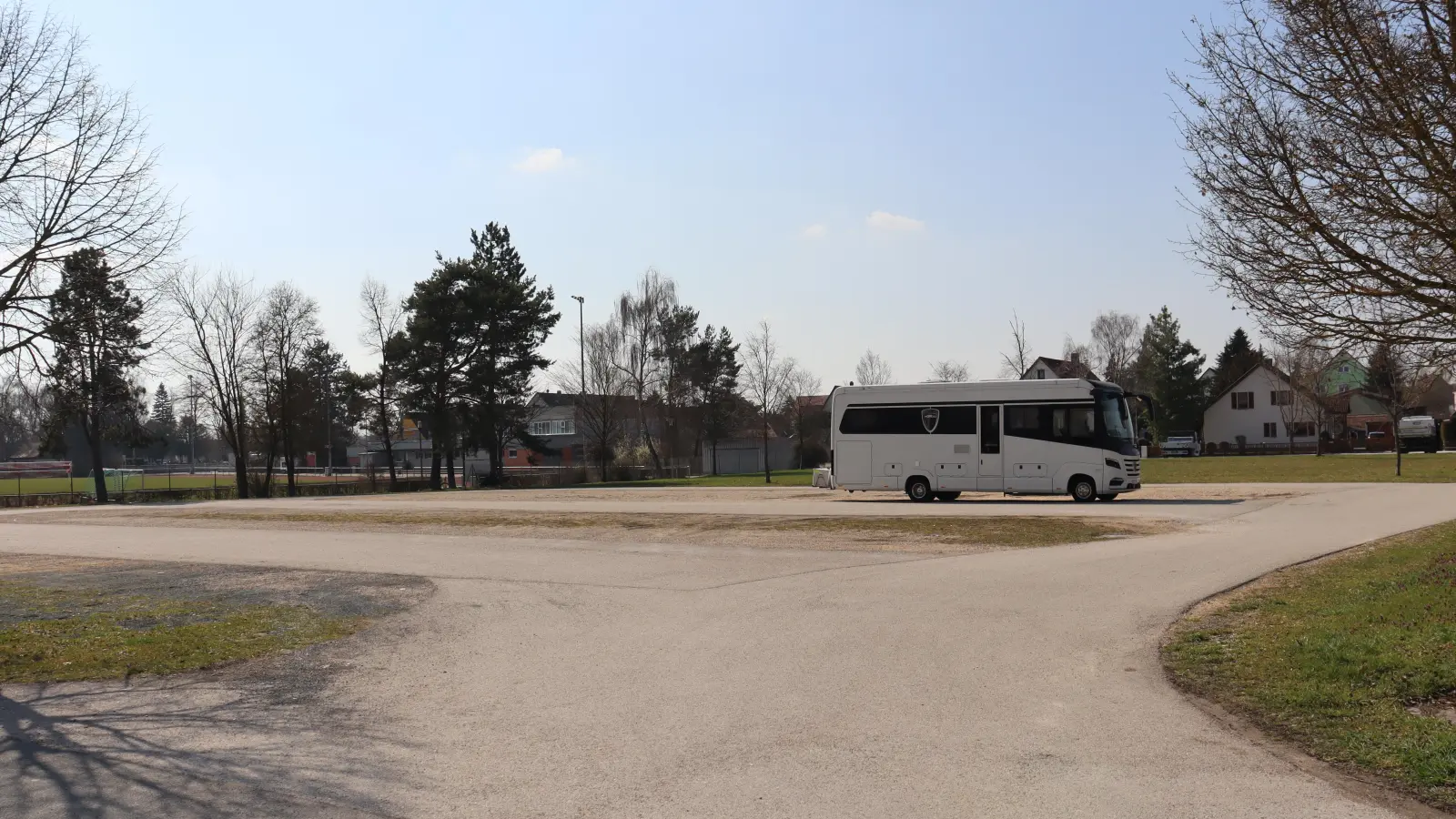 Auf einer Fläche neben dem Alfred-Kolb-Sportzentrum wird die neue Schule in Neuendettelsau gebaut. Der Gemeinderat hat jetzt beschlossen, welche Bauweise zum Einsatz kommen soll. (Archivbild: Antonia Müller)