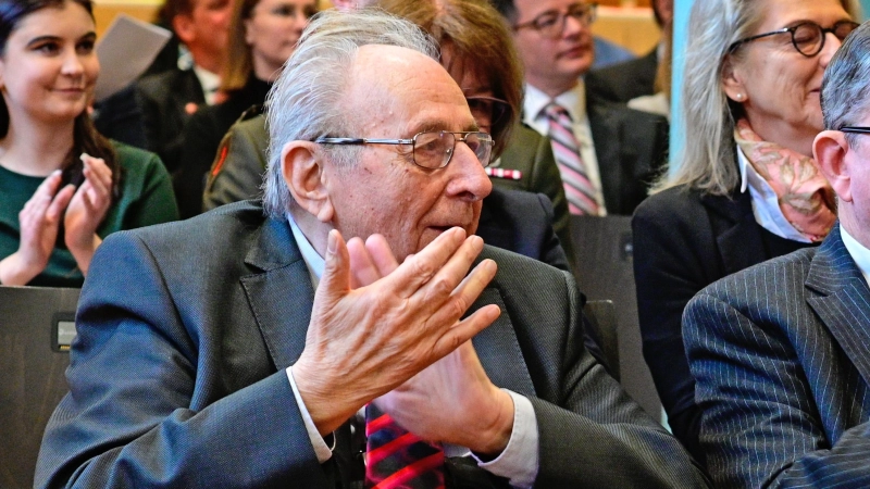 Hans Maurer bei einer Veranstaltung 2024: Für sein Lebenswerk erhält der Ansbacher Politiker auch posthum viel Applaus. (Archivbild: Jim Albright)