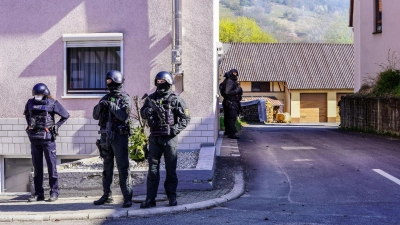 Bewaffnete Polizisten umziegeln ein Haus in Boxberg. (Foto: Kohls/SDMG/dpa)
